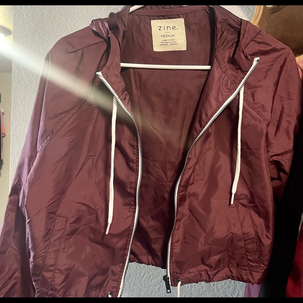 Zine crop windbreaker medium